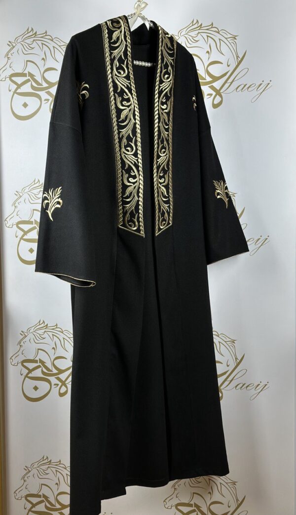 A BLACK  OVERCOAT MADE OF CASHMERE WOOL FABRIC