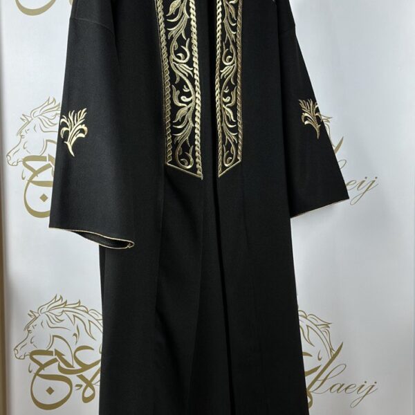 A BLACK  OVERCOAT MADE OF CASHMERE WOOL FABRIC