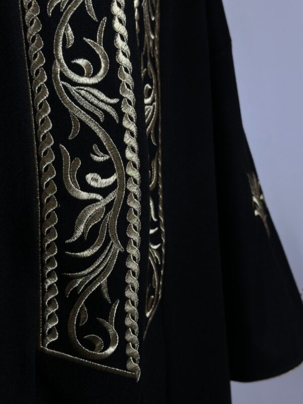 A BLACK  OVERCOAT MADE OF CASHMERE WOOL FABRIC