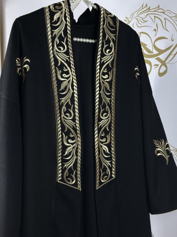 A BLACK  OVERCOAT MADE OF CASHMERE WOOL FABRIC