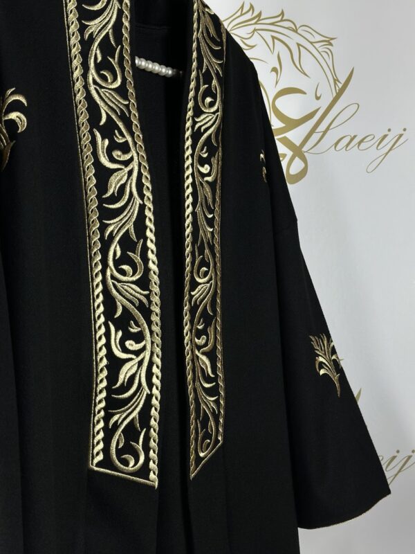 A BLACK  OVERCOAT MADE OF CASHMERE WOOL FABRIC
